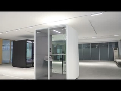 2 personnes réunissant des groupes