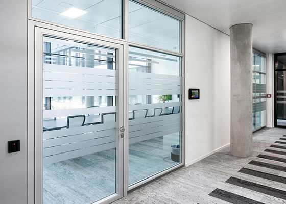 Bureau moderne et élégant Parement en verre unique salle acoustique Grille d'élévation en verre trempé
